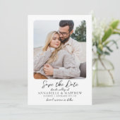 Foto Minimalistisch Script Elegante Bruiloft Save The Date (Staand voorkant)
