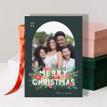 Foto Modern Bold Floral Merry KerstArch Feestdagenkaart<br><div class="desc">Deze prachtige kerstkaart toont handgetekende bloemelementen in verschillende tinten koraal, rood-oranje, munt, blauwgroen, limoen en groen. Hieronder vallen dennenbomen, bloemen, kruiderijen, bladeren, bessen en knoppen, samen met een moderne typografie in wit, met de tekst "Vrolijk kerstfeest". De achtergrondkleur is een diepe evergreen, en de rug van de kaart bevat passende...</div>