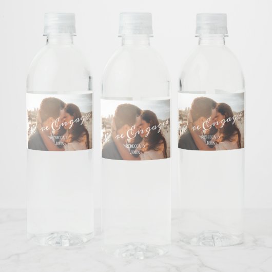 Foto Modern Calligraphy Verloving Wedding Waterfles Etiket (Flessen)