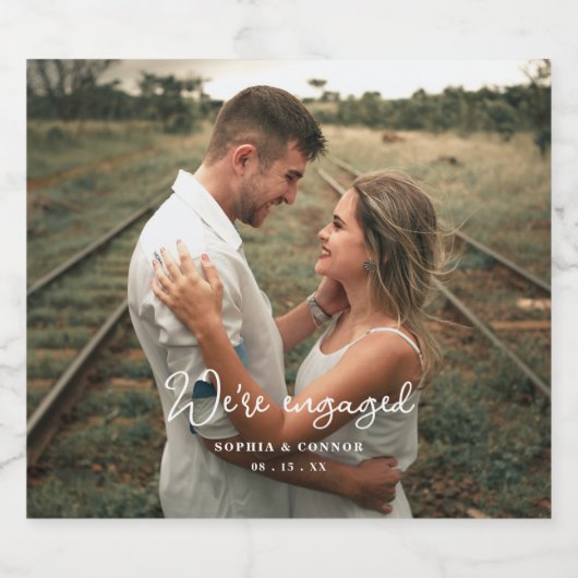 Foto modern script We zijn Engaged Party Sparkling Wijnetiket (Enkel label)