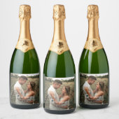 Foto Modern Script We zijn verloofd Verlovingsfees Sparkling Wijnetiket (Flessen)