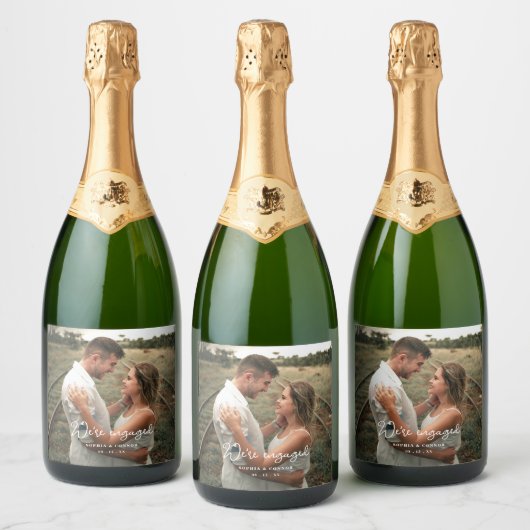 Foto Modern Script We zijn verloofd Verlovingsfees Sparkling Wijnetiket (Flessen)
