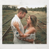 Foto Moderne Script Wij zijn verloofd Verlovingsfe Sparkling Wijnetiket (Enkel label)