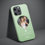 Foto: Monogram Romantic Heart Coodinates Modern Case-Mate iPhone 14 Hoesje<br><div class="desc">Foto Monogram Romantic Heart Coodinates Modern iPhone Smart Phone Case kenmerkt uw favoriete foto met uw monogram en douanecoördinaten van lengte en breedte die speciaal voor u in moderne scripttypografie zijn. Perfect geschenk voor verjaardag,  Kerstmis,  bruiloft,  bruid,  bruid-tot-zijn,  Valentijnsdag en nog veel meer. Ontworpen door ©Evco Studio www.zazzle.com/store/evcostudio</div>