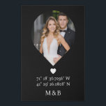 Foto: Monogram Romantic Heart Coodinates Modern Imitatie Canvas Print<br><div class="desc">Foto Monogram Romantic Heart Coodinates Modern Faux Canvas Print Art biedt je favoriete foto met je monogram en aangepaste coördinaten van lengte en breedte die speciaal voor je zijn in moderne scripttypografie. Perfect geschenk voor bruiloften,  verjaardag,  Kerstmis,  Valentijnsdag,  jubileum en nog veel meer. Ontworpen door ©Evco Studio www.zazzle.com/store/evcostudio</div>