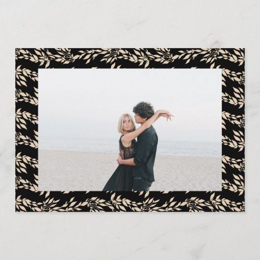 Foto Monogram Zwart Crest Klassiek Goud Bruiloft Save The Date (Achterkant)