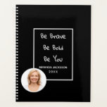 Foto motivatie quote zwart 2026 planner<br><div class="desc">Een elegante zwarte achtergrond. Een wit lijst en het motivatie citaat, tekst: Wees moedig, wees vet, wees jij maar. Personaliseer en voeg jouw naam, jaar en een foto, witte letters toe. Voeg je eigen foto toe.</div>