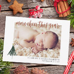 Foto Nieuwe Baby Kerstmis Geboorte Aankondiging<br><div class="desc">Deel met al je familie en vrienden dat je dit jaar meer vrolijkheid hebt toegevoegd. Deze eenvoudige elegante geboorteaankondiging zal de perfecte manier zijn om de komst van je nieuwe baby aan te kondigen. Pas tekst op de voor- en achterkant van de kaart aan. Personaliseer me met 1 foto op...</div>