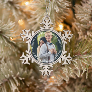 Foto "Onze eerste kerst" Passen getrouwd Tin Sneeuwvlok Ornament