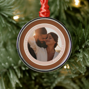 Foto Onze eerste Kerstmis Verloofde Bruine Blush Metalen Ornament