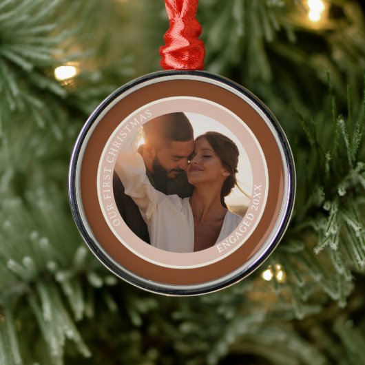 Foto Onze eerste Kerstmis Verloofde Bruine Blush Metalen Ornament (Boom)
