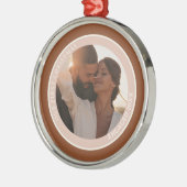 Foto Onze eerste Kerstmis Verloofde Bruine Blush Metalen Ornament (Links)