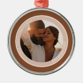 Foto Onze eerste Kerstmis Verloofde Bruine Blush Metalen Ornament (Voorkant)