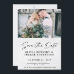 Foto op Wood Rustic Save the Date Uitnodiging<br><div class="desc">Foto op Wood Two Photo Rustic Save the Date Invitation - met twee van uw favoriete foto's. Uitnodiging beschikt over schuurhout voor een rustieke esthetiek. Perfect voor een lente-,  zomer-,  Herfst- of winterbruiloft. In wit hout.</div>