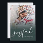 Foto Overlay 2025 Kalender Joyful Christmas Green Feestdagenkaart<br><div class="desc">Familiefotoverlay 2025 Kalender Joyful Script Christmas Dark Green. Digitaal beschikbaar en geprint. Vervang eenvoudig de voorbeeldfoto door uw eigen foto en personaliseer met uw namen en jaar. Joyful is in een stijlvol speels setscript in het wit dat desgewenst kan worden gewijzigd in een andere kleur. Op de achterkant staat een...</div>