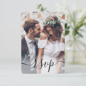 Foto-overlay eenvoudig script Elegant Trouwen RSVP Kaartje (Staand voorkant)