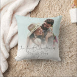 Foto overlay eerste kerstmis als de heer Mrs. Kussen<br><div class="desc">Foto Overlay First Kerstmis als Mr Mrs. Om uw eerste gehuwde vakantieseizoen te vieren en nog jaren te houden,  gemakkelijk te personaliseren met uw foto. Met een elegant set script voor ons eerste kerstfeest als Mr & Mrs. . Hetzelfde ontwerp staat op de achterkant.</div>