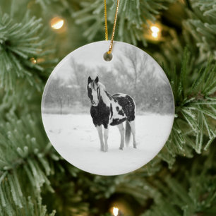 Foto paardenzwart en witte sneeuw keramisch ornament