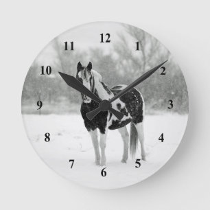 Foto paardenzwart en witte sneeuw ronde klok