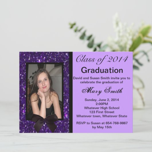 Foto Paarse Glitter Afstuderen Uitnodiging (Staand voorkant)