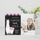 Foto Paarse Llama Fun Llama Verjaardagsuitnodiging Kaart (Staand voorkant)