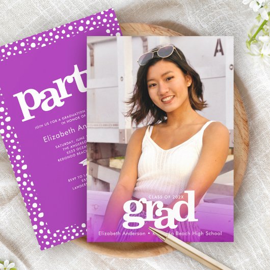 Foto paarse moderne gewaagde afstudeerder party ee kaart