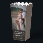 Foto Pas getrouwd bruiloft dank u gunst dozen Bedankdoosjes<br><div class="desc">Leg de essentie van je liefdesverhaal vast met elegante foto bruiloft uitnodigingen. Laat uw foto's boekdelen spreken en zet de toon voor uw speciale dag met onze prachtige design. Deze mooie bruiloft uitnodiging heeft een schoon minimalistisch ontwerp met accenten van moderne kalligrafie en is perfect om een foto van u...</div>