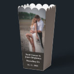 Foto Pas getrouwd bruiloft dank u gunst dozen Bedankdoosjes<br><div class="desc">Leg de essentie van je liefdesverhaal vast met elegante foto bruiloft uitnodigingen. Laat uw foto's boekdelen spreken en zet de toon voor uw speciale dag met onze prachtige design. Deze mooie bruiloft uitnodiging heeft een schoon minimalistisch ontwerp met accenten van moderne kalligrafie en is perfect om een foto van u...</div>