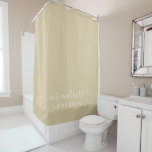 Foto Pas getrouwd de heer Beige Sand Monogram Douchegordijn<br><div class="desc">Chic beige en monogram douchegordijn met de tekst Mr en Mrs. in wit elegant script. De kleur van voorouderlijk goud wordt gebruikt voor dit stijlvolle design dat u kunt aanpassen aan uw getrouwde naam. Perfect luxe cadeau voor het pas gehuwde koppel. Exclusief voor u ontworpen door Happy Dolphin Studio.</div>