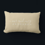 Foto Pas getrouwd de heer Beige Sand Monogram Kussen<br><div class="desc">Chic, modern monogrammed beige kussen met de tekst Mr en Mrs. in wit elegant script. Voeg gewoon je getrouwde naam toe. Het beige zandkleurige voorouderlijk goud wordt gebruikt voor dit stijlvolle ontwerp. Perfect luxe cadeau voor het pas gehuwde koppel. Exclusief voor u ontworpen door Happy Dolphin Studio. Neem contact met...</div>