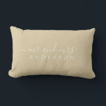 Foto Pas getrouwd de heer Beige Sand Monogram Kussen<br><div class="desc">Chique, modern monogram beige kussen met de tekst meneer en mevrouw in wit elegant schrift. Voeg gewoon je naam toe. De beige zandkleur voorouderlijk goud wordt gebruikt voor dit stijlvolle ontwerp. Perfect luxe cadeau voor het pasgetrouwde paar. Exclusief voor u ontworpen door Happy Dolphin Studio. Als u hulp of bijpassende...</div>