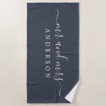 Foto Pas getrouwd de heer mevrouw Charcoal Blue Mo Strandlaken<br><div class="desc">Chic charcoal blue monogrammed strand dowel met de grote tekst Mr en Mrs. in wit elegant script. Je kunt deze luxe badhanddoek aanpassen met je getrouwde naam. Perfect geschenk voor het pas gehuwde paar. Exclusief voor u ontworpen door Happy Dolphin Studio.</div>