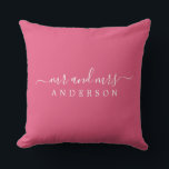 Foto Pas getrouwd de heer Mrs Hot Pink Monogram Kussen<br><div class="desc">Chique, modern monogram kussen met de tekst meneer en mevrouw in wit elegant script op een Ibiza hete roze achtergrond. Voeg gewoon je naam toe. Perfect cadeau voor het pasgetrouwde stel. Exclusief voor u ontworpen door Happy Dolphin Studio. Als u hulp of bijpassende producten nodig heeft, neem dan contact met...</div>