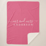 Foto Pas getrouwd de heer Mrs Hot Pink Monogram Sherpa Deken<br><div class="desc">Chic, modern monogrammed sherpa deken met de tekst Mr en Mrs. in wit elegant script op een hete roze achtergrond. Voeg gewoon je getrouwde naam toe. De kleur hete roze wordt gebruikt voor dit stijlvolle ontwerp. Perfect luxe cadeau voor het pas gehuwde koppel. Neem contact met ons op via happydolphinstudio@outlook.com...</div>