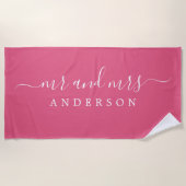 Foto Pas getrouwd de heer Mrs Hot Pink Monogrammed Strandlaken (Voorkant)
