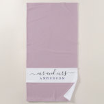 Foto Pas getrouwd de heer Pastel Paars Monogrammed Strandlaken<br><div class="desc">Chic pastel paarse monogrammed strand handdoek met de tekst Mr en Mrs. in een zwart elegant script. Je kunt deze elegante badhanddoek aanpassen met je getrouwde naam. Perfect geschenk voor het pas gehuwde paar. Exclusief voor u ontworpen door Happy Dolphin Studio.</div>