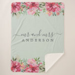 Foto Pas getrouwd de heer Pink Floral Monogram Sherpa Deken<br><div class="desc">Een moderne zwarte en witte sherpa-deken met de tekst Mr en Mrs. in een zwart elegant script op een pastelgroene achtergrond met een stijlvolle aanraking van roze bloemboeket in mooie waterverf. Voeg gewoon je getrouwde naam toe. Perfect luxe cadeau voor het pas gehuwde koppel. Neem contact met ons op via...</div>