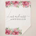 Foto Pas getrouwd de heer Pink Floral Monogram Sherpa Deken<br><div class="desc">Chique, modern monogrammed zwart-wit sherpa deken met de tekst Mr en Mrs in zwart elegant script op een witte achtergrond met een stijlvol tintje roze bloemenboeket in prachtige waterverf. Voeg gewoon je naam toe. Het zwart gekleurde bos wordt gebruikt voor dit stijlvolle ontwerp. Perfect luxe cadeau voor het pasgetrouwde paar....</div>