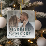 Foto Pas getrouwd Vet huwelijk en huwelijk Keramisch Ornament<br><div class="desc">Geef een favoriete trouwfoto weer met dit gedurfde,  moderne kerstontwerp op basis van typografie,  met "getrouwd en vrolijk",  overlay in bosgroene letters,  gecombineerd met een overmaatse ampersand. Personaliseer je trouwdatum en namen. Het ontwerp herhaalt zich aan de achterzijde.</div>