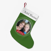 Foto: Red Green Polka Dot Lijst en Custom Year Kleine Kerstsok (Voorkant (Hangend))
