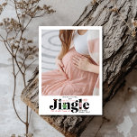 Foto Retro Baby Zwangerschapsaankondiging Feestdagenkaart<br><div class="desc">Deel uw vreugdevolle nieuws met een vleugje feestelijke charme met behulp van onze Photo Christmas zwangerschapsaankondiging. Deze prachtige kaart is voorzien van een persoonlijke foto, prachtig ingelijst om uw groeiende gezin te laten zien. Het ontwerp bevat feestelijke elementen zoals kerstbomen, sneeuwvlokken of vakantieaccenten, samen met een hartverwarmende boodschap die uw...</div>