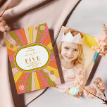 Foto Retro Groovy 70's Theme Kids Verjaardag Kaart<br><div class="desc">Breng uw gasten naar een tijdloos tijdperk van elegantie met onze Retro. Deze uitnodiging is niet zomaar een aankondiging; het is een meesterwerk dat retro charme naadloos combineert met een vleugje moderne gratie. De bloemmotieven, versierd met tinten van roze en goud, brengen een flair naar de verjaardagsviering van uw kind,...</div>