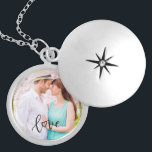 Foto Romantic Handwrited Love Overlay Locket Ketting<br><div class="desc">Creëer je eigen fotocel - een prachtig romantisch cadeau, perfect voor Valentijnsdag, verloving, Moederdag of gewoon omdat! "liefde" wordt met de hand gekarteld met een hart in plaats van de 'o' en zit als tekstbekleding op je foto. Het fotomalplaatje is opstelling klaar voor u om uw eigen afbeelding toe te...</div>