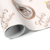 Foto Roos Gold Blush Baby's eerste kerstmis Cadeaupapier (Rol Hoek)
