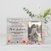 Foto Roze Birthday Floral Rustic Wood Invitations Kaart (Staand voorkant)