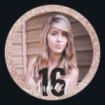 Foto roze Glitter Ombre Sweet 16th Birthday Ronde Sticker<br><div class="desc">Roos gouden ombre glitter zoete 16e verjaardag sticker met een gepersonaliseerde foto van het verjaardagsmeisje in het midden,  perfect om enveloppen als zegels aan te vullen en verpakkingsetiketten te bevoordelen. Neem contact op met de papierwinkel voor grafische ontwerper voor hulp bij aangepaste kleuren of overeenkomende objecten.</div>