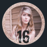 Foto roze Glitter Ombre Sweet 16th Birthday Ronde Sticker<br><div class="desc">Roos gouden ombre glitter zoete 16e verjaardag sticker met een gepersonaliseerde foto van het verjaardagsmeisje in het midden,  perfect om enveloppen als zegels aan te vullen en verpakkingsetiketten te bevoordelen. Neem contact op met de papierwinkel voor grafische ontwerper voor hulp bij aangepaste kleuren of overeenkomende objecten.</div>