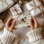 Foto: Rustieke Botanische Kerst Feestdagenkaart<br><div class="desc">De Photo Rustic Botanical Christmas Holiday Kaart biedt een prachtig natuurlijke en feestelijke manier om vakantie juichen te sturen. Deze kaart heeft een gepersonaliseerde foto als brandpunt, omringd door weelderige botanische elementen zoals dennentakken, eucalyptusbladeren, winterbessen en delicate bloemen. Deze op natuur geïnspireerde details geven de kaart een rustiek, organisch gevoel,...</div>