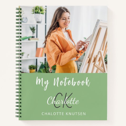 Foto sage groene monogram naam notitieboek (Voorkant)