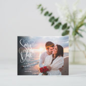 Foto Save the Date Elegante Witte Script Modern Aankondigingskaart (Staand voorkant)
